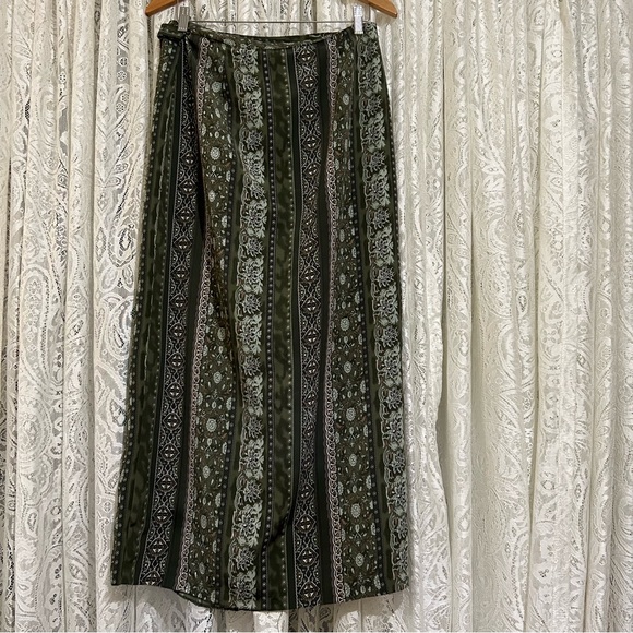 $5🔥 Vintage lightweight maxi wrap skirt from Easywear Clothing. - Picture 2 of 7